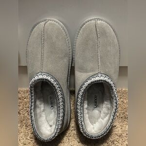 Quince Soft Gray Plush Slippers – Cozy Comfort (UGG-Style) size 8 New (no box)